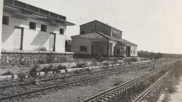 Edificio de estación sin identificar, posiblemente Villapalacios o Bienservida, septiembre 1987, foto Lluis Prieto, línea ferrocarril Baeza - Utiel.