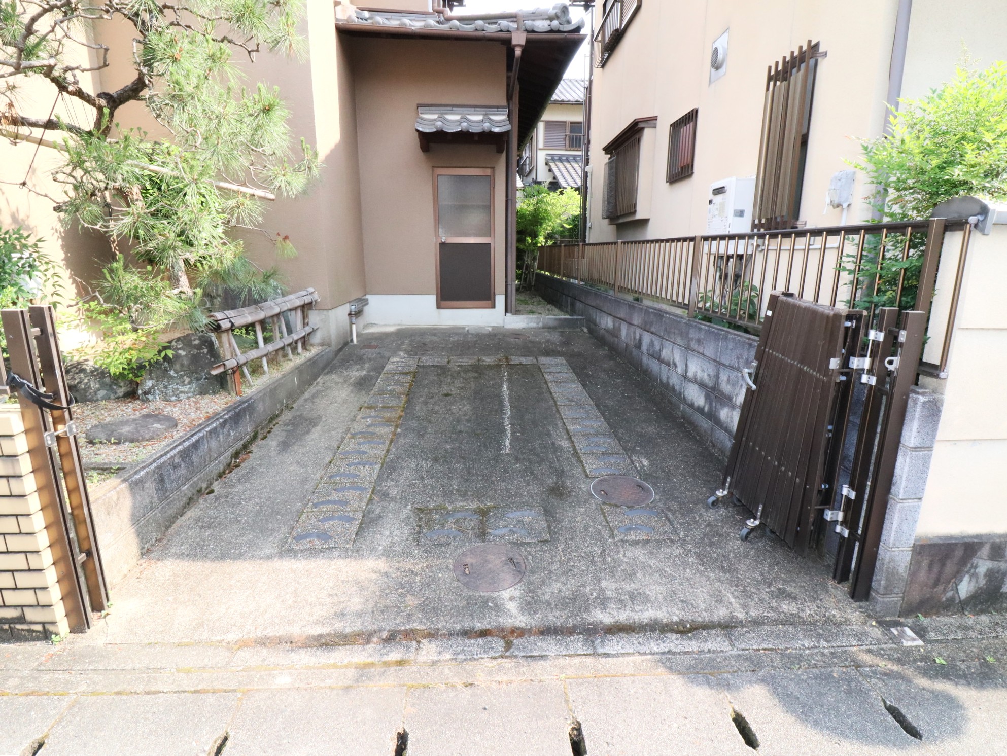 ガレージ　普通車駐車可