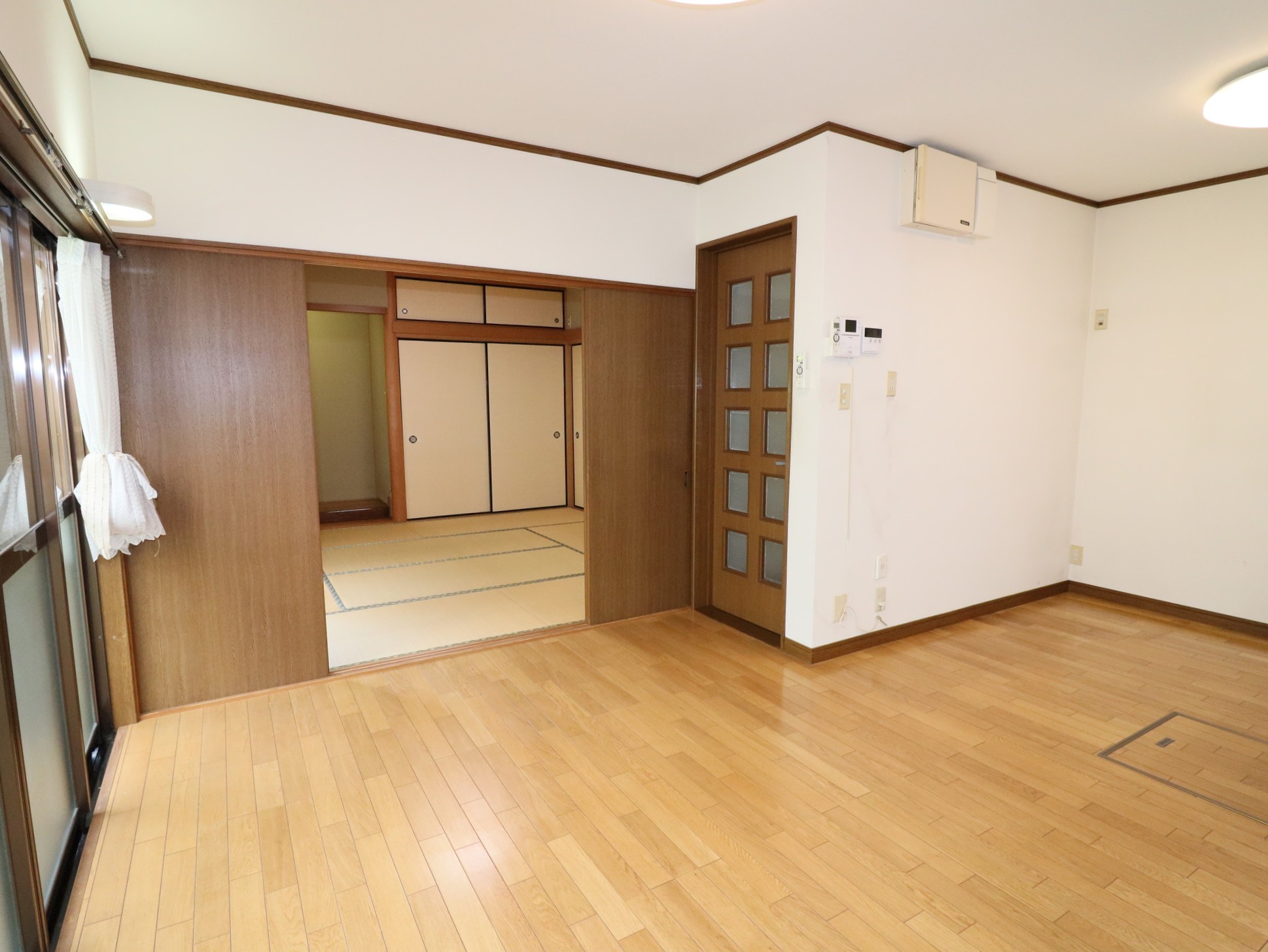 リビングは和室とつながっています