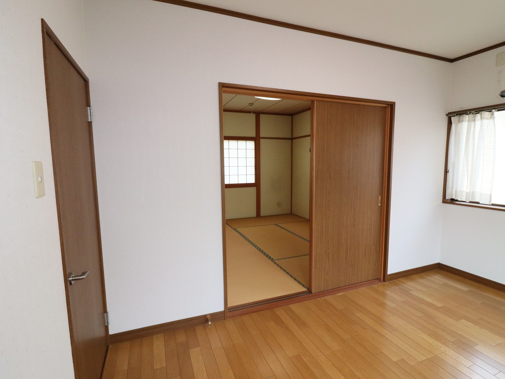 隣の和室につながっています