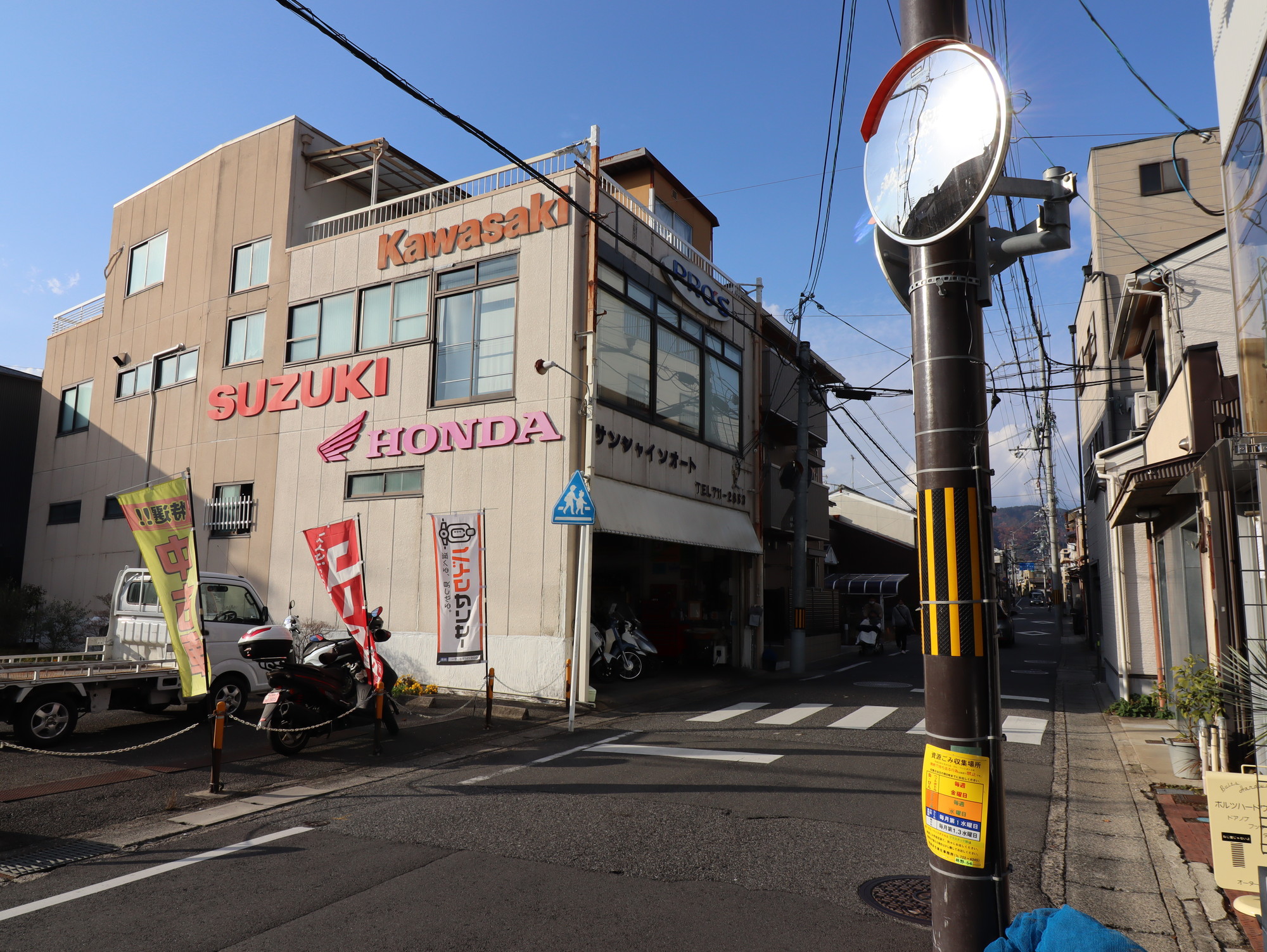 バイク屋さん　60ｍ　この前の道を入ります