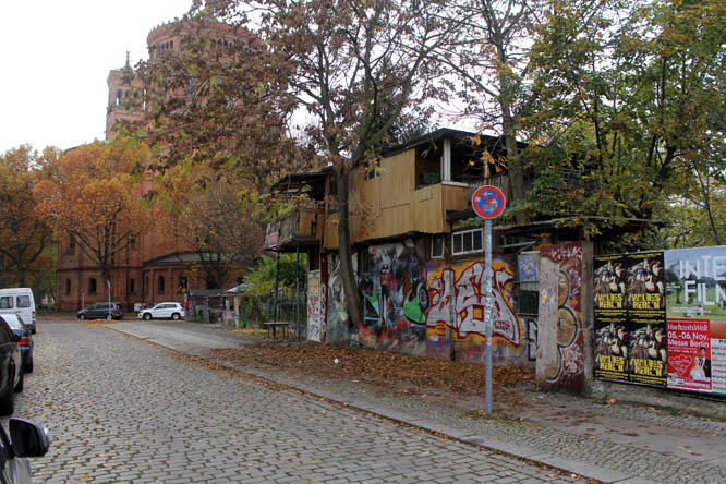 Grafitis on the facade of the Tree House