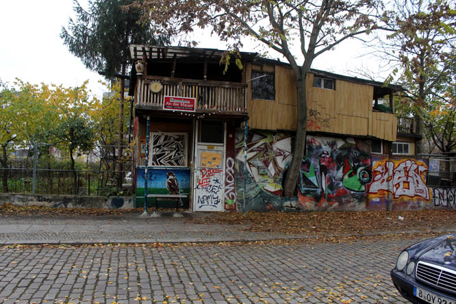 Facade of the tree house at the Berlin Wall