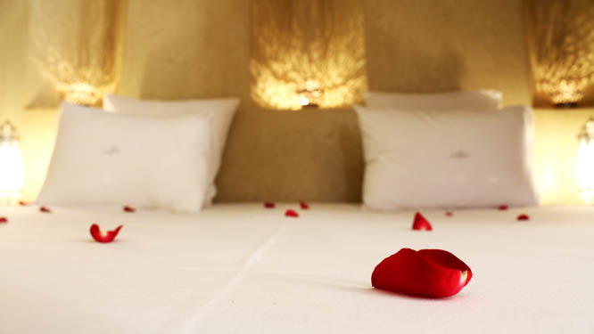 roses on bed at AnaYela