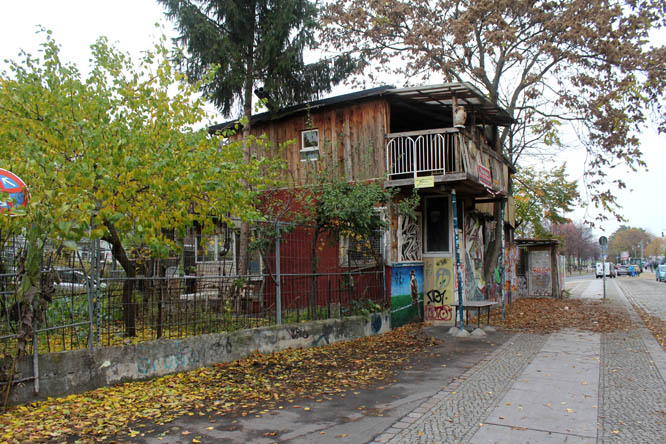 Facade of the tree house at the Berlin Wall