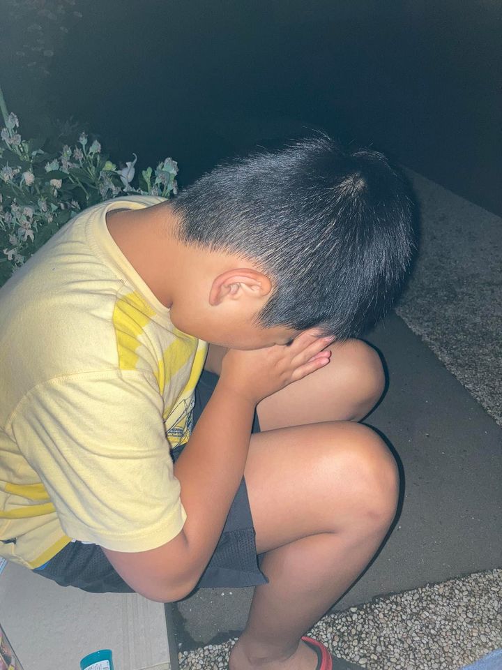 三男と一緒に線香花火をしました。黙祷を行ってから様々な思いを胸に持っていた花火全てを行いました
