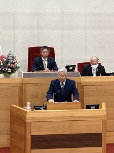 １２月４日の定例会で代表質問を行いました