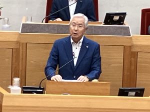 ９月８日の定例会で代表質問を行いました