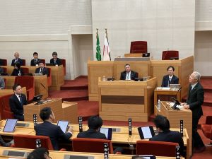 12月12日予算決算常任委員会総括質問を行いました