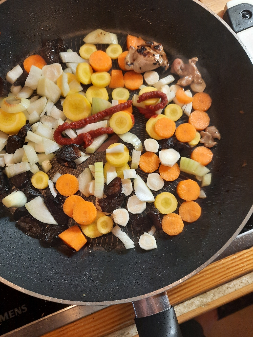Im Bratensatz eine Sauce ansetzen (wie man es bei "Kochen mit Konrad gelernt hat)