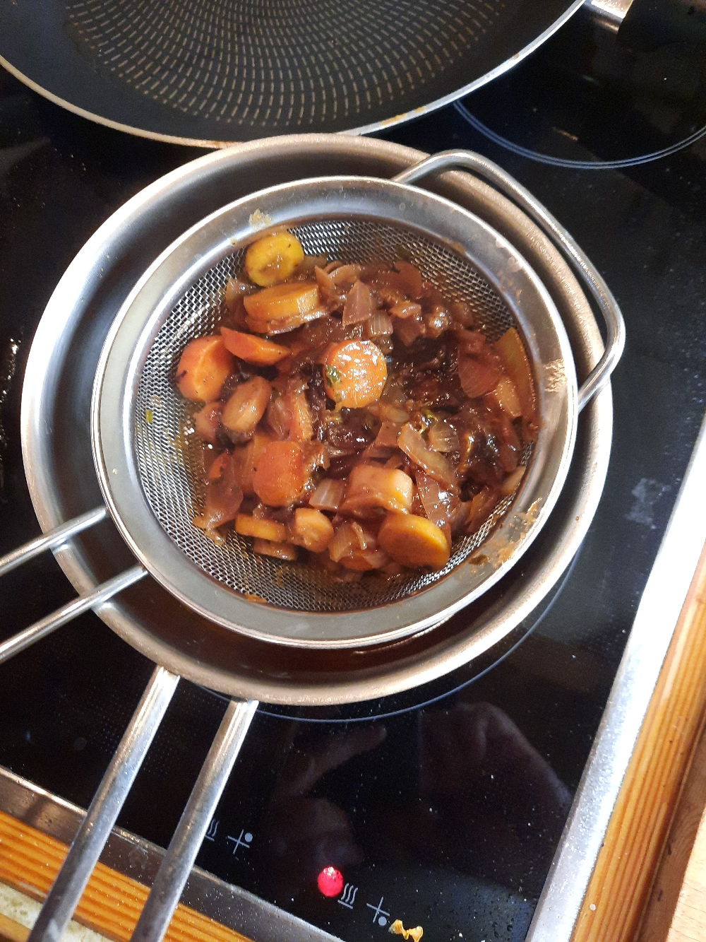 Die Sauce abseihen.