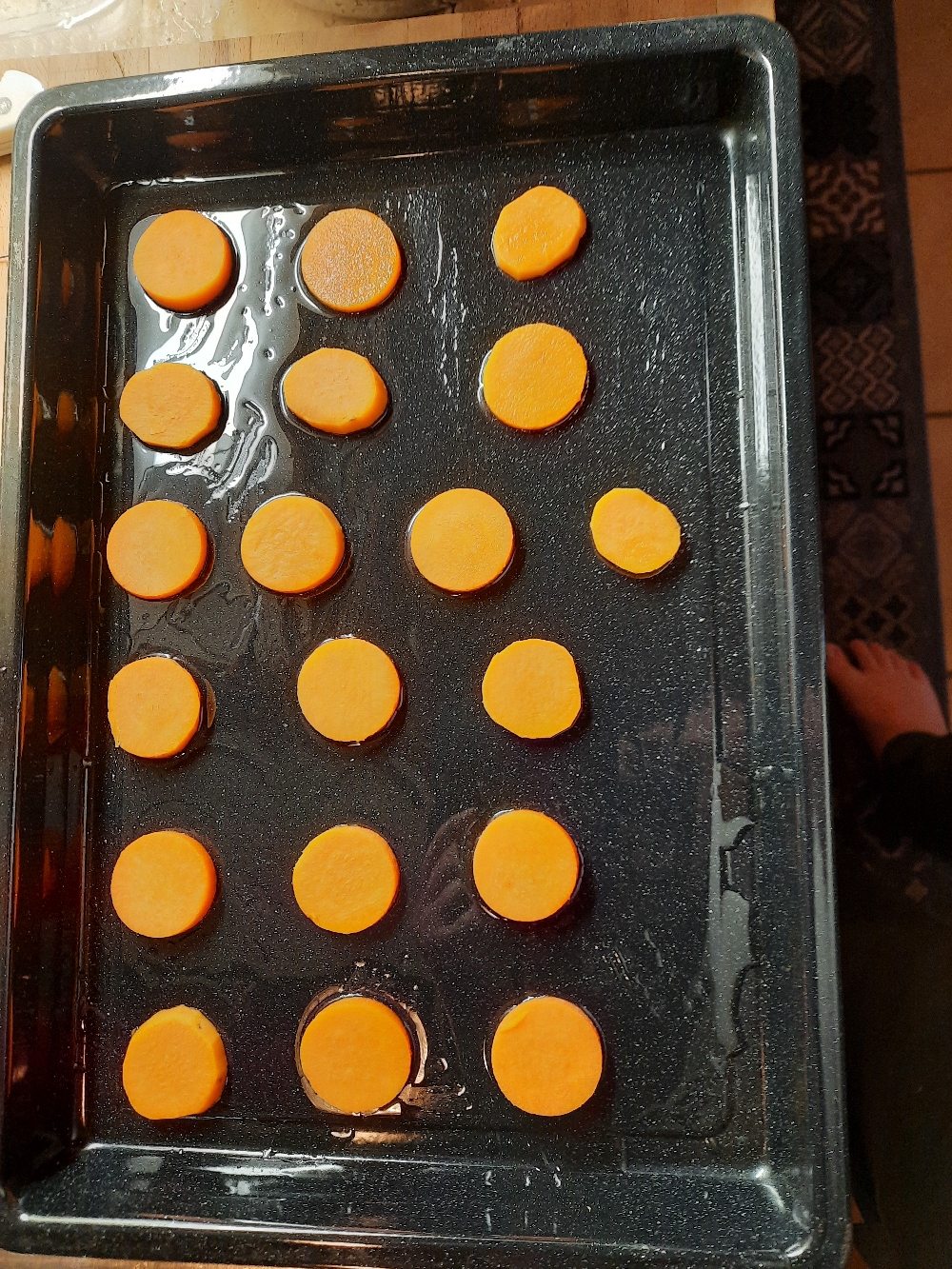 Die Scheiben auf einem geölten Backblech platzieren.