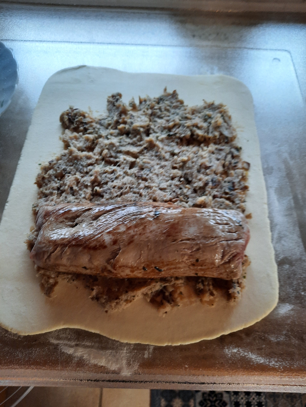 Das vorher noch gewürzte Fleisch einrollen