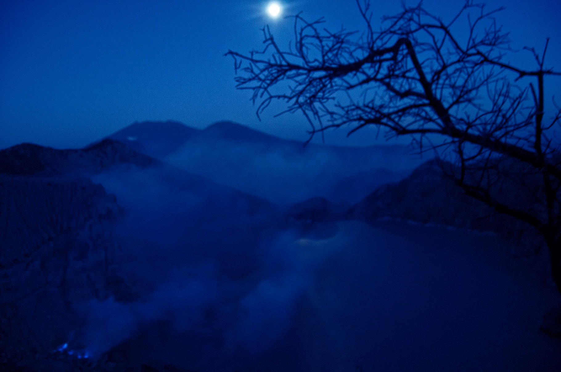 Kawah Ijen _ Java_ trekking by night, super moon