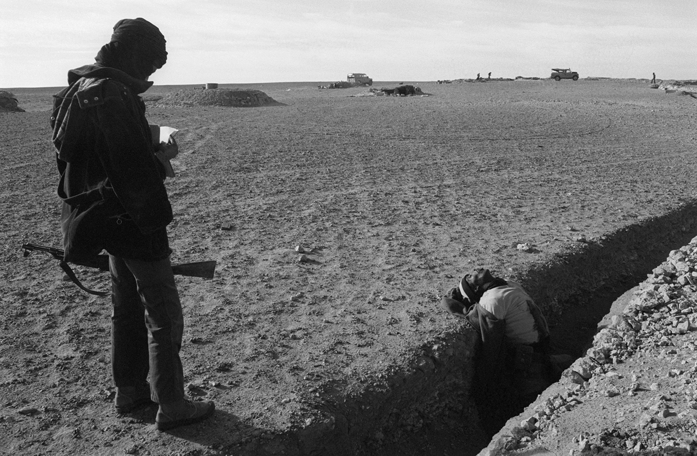 &#169Christine Spengler - Sahara Occidental, 1976. Mahbès.