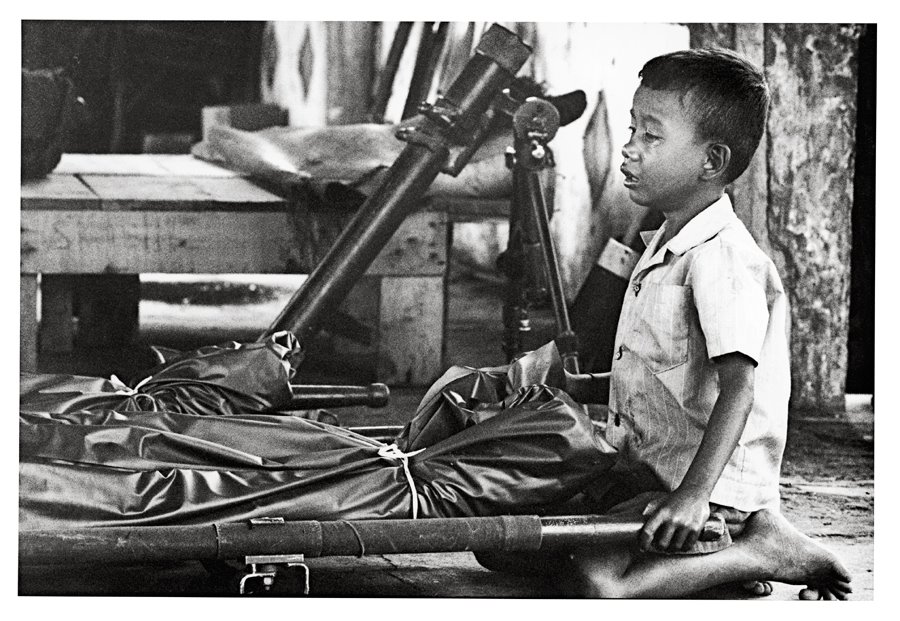 ©Christine Spengler - Cambodge. Enfant pleurant son père. 1974