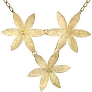 Collier plastron 3 fleurs martelées Herbier, dorure à l'or fin