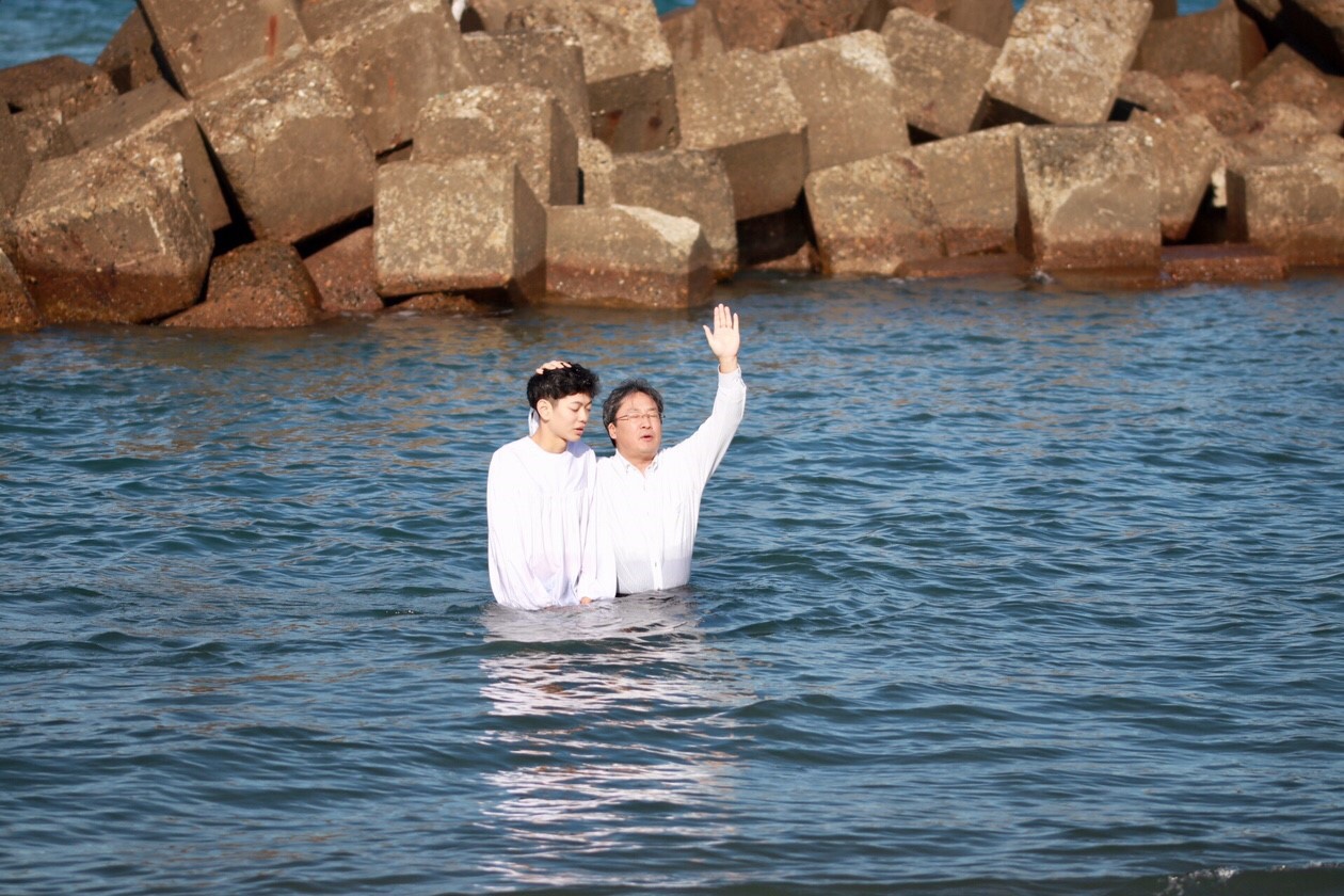 直江津の海岸で洗礼式