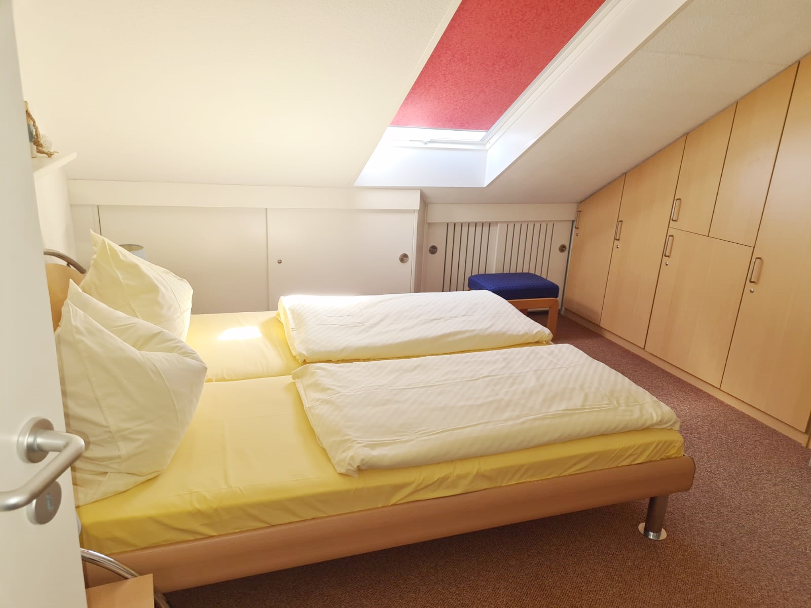 Schlafzimmer mit Doppelbett unten