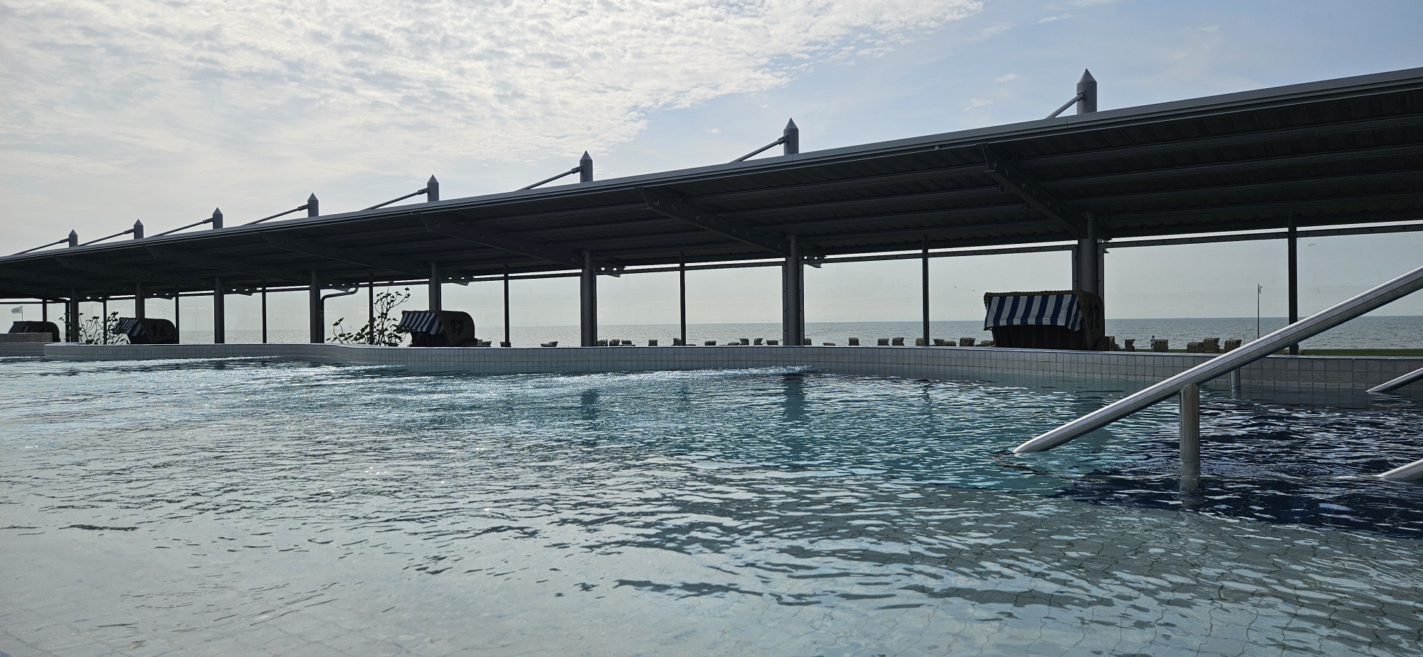 Windschutz durch Glaswand am Freibad
