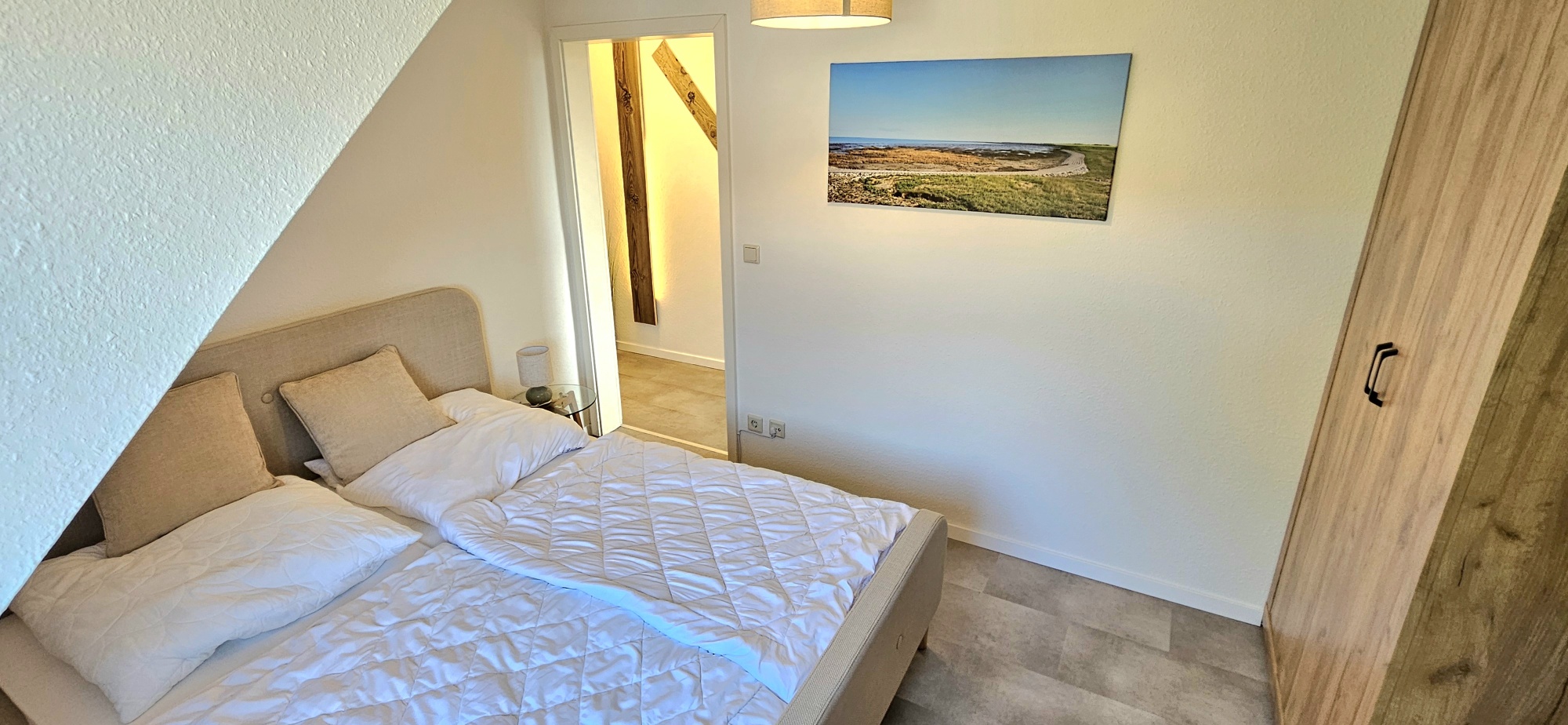 1. Schlafzimmer mit Boxspringbett 