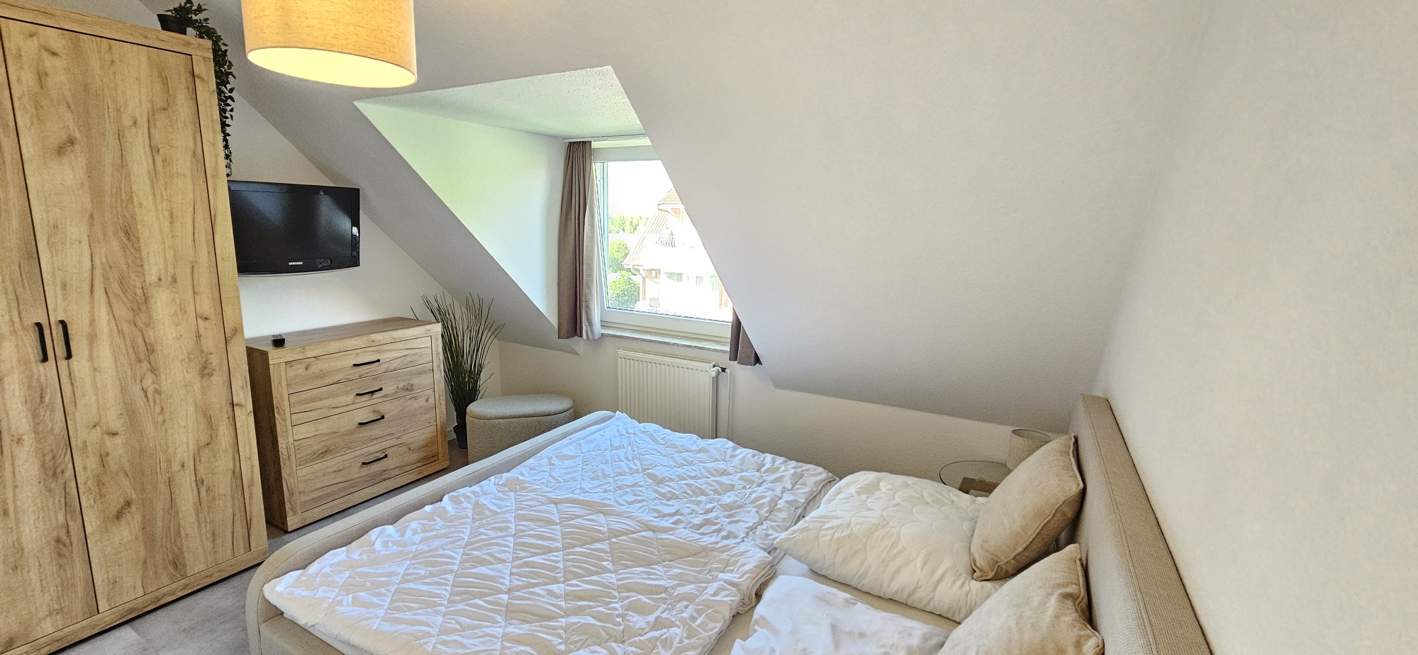 1. Schlafzimmer mit TV