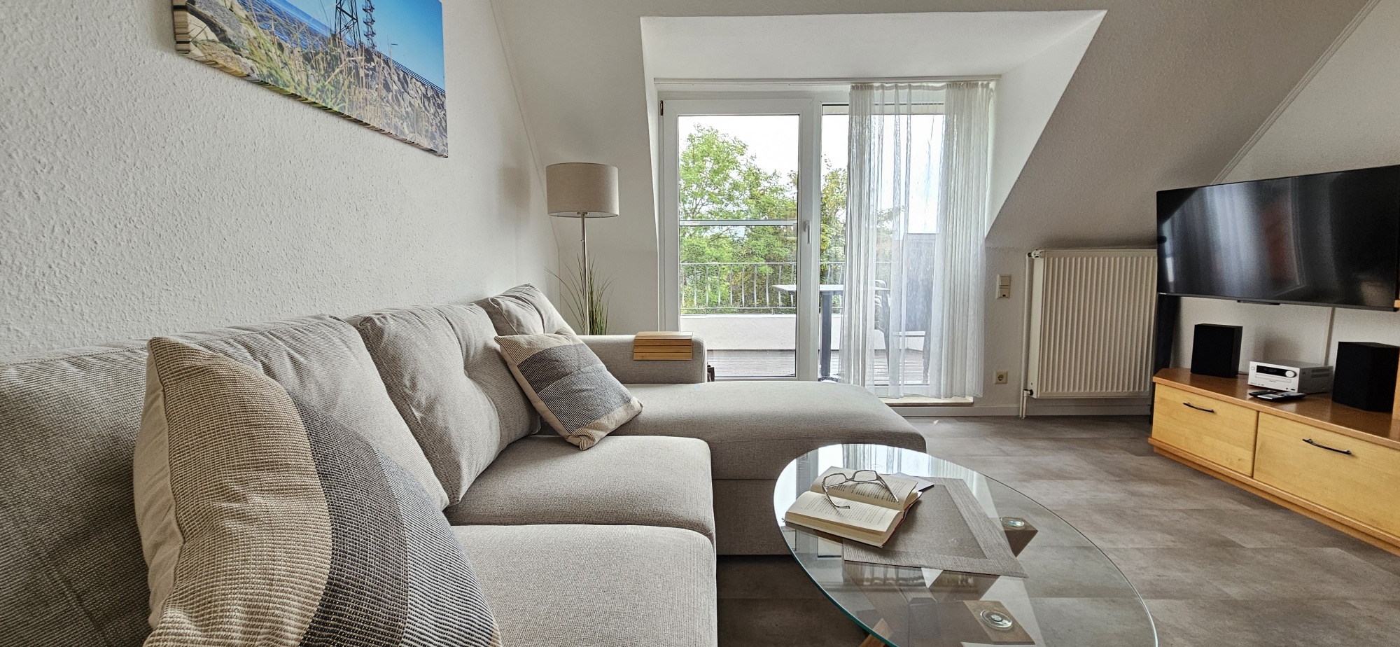 Wohnzimmer mit TV und DVD
