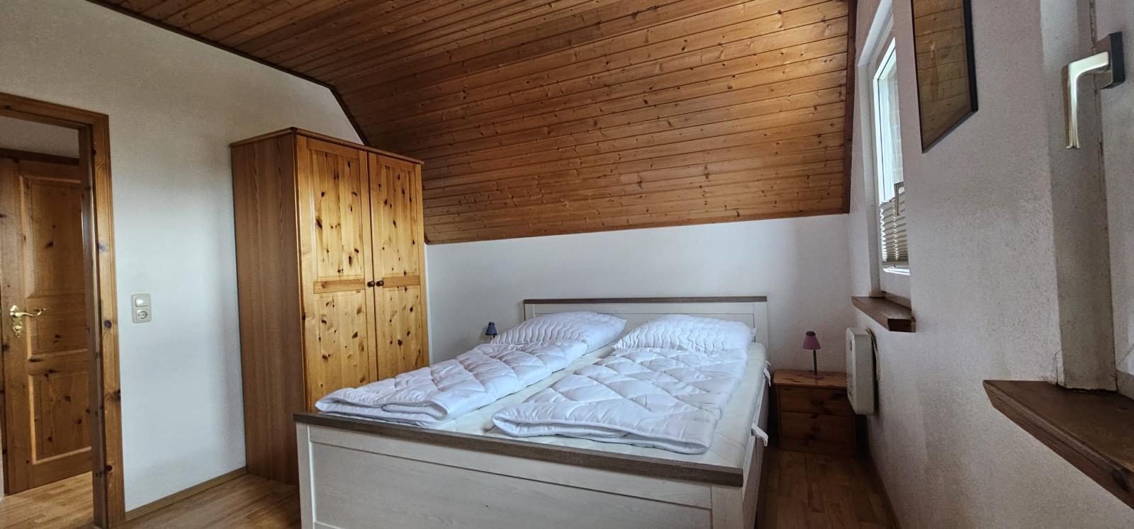 1 Schlafzimmer mit Doppelbett...