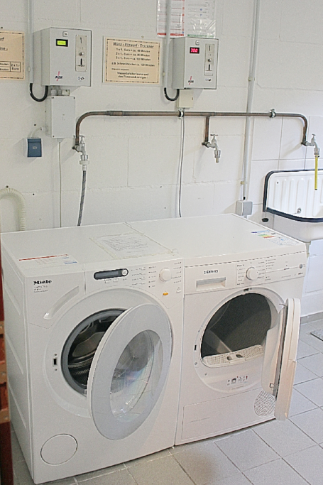 Waschmaschine und Trockner im Keller