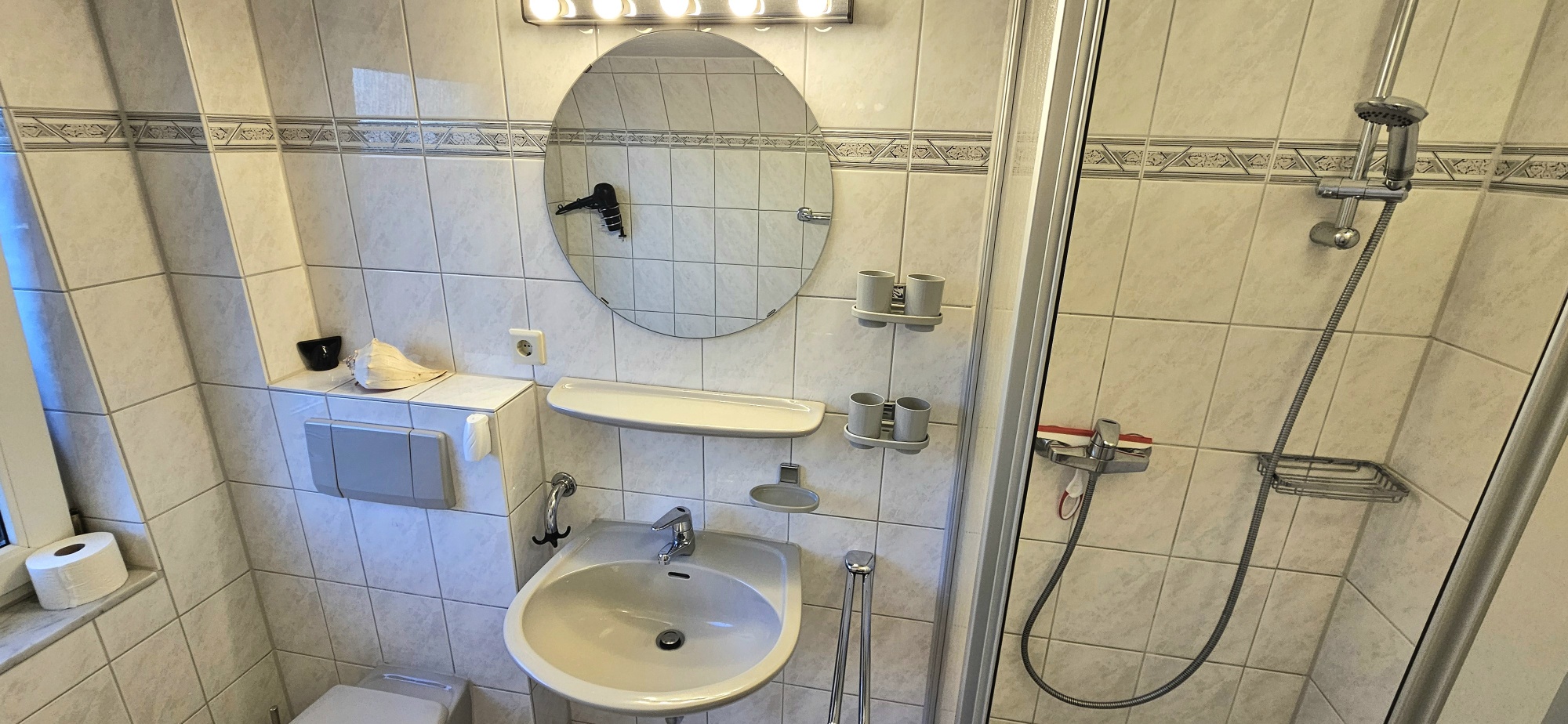 Bad mit Dusche und WC und Fön
