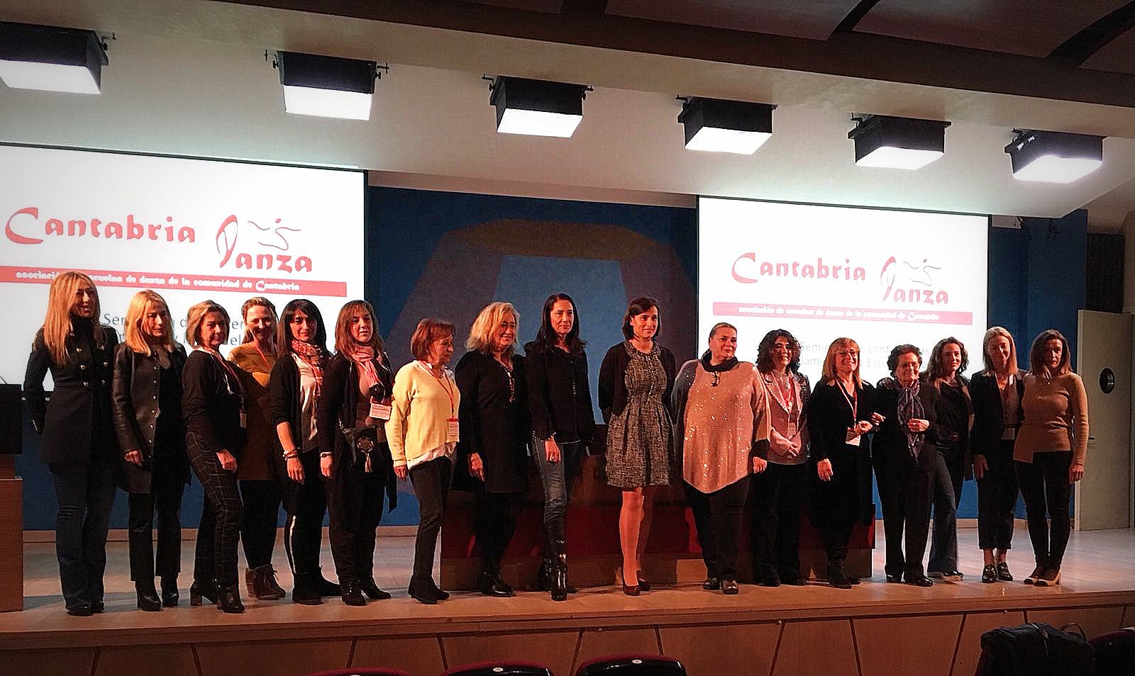 La alcaldesa de Santander, Dª Gema Igual, las ponentes del Seminario, Victoria Betanzos y Rocío Coral, la Presidenta de la Asociación Cantabria Danza y directoras de escuelas de danza de Cantabria