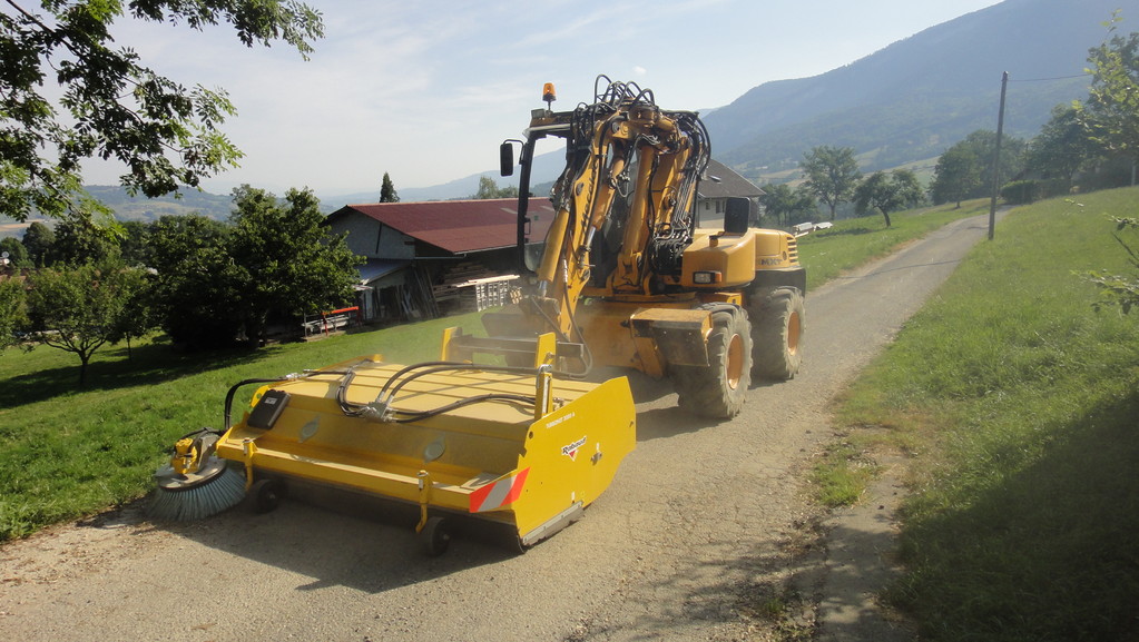 Balayage de voiries, cours... (sur pelle à pneus ou tracteur agricole)