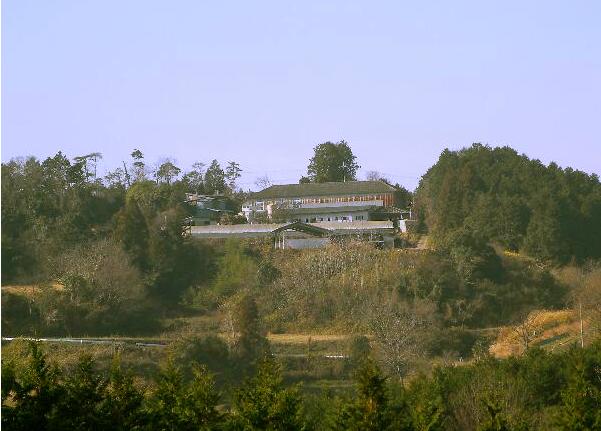 下野牧場　学校の廃材で建てた牛舎