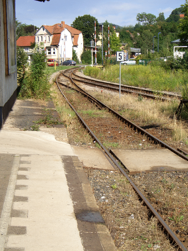 Schmalkalden - früher der Ausgangspunkt der Bahnstrecke nach Brotterode. Hier im Bild zweigt links die nicht mehr genutzte Strecke nach Brotterode ab, dessen kleiner Kopfbahnhof ein Praxis Projekt  von Z-fm ist.