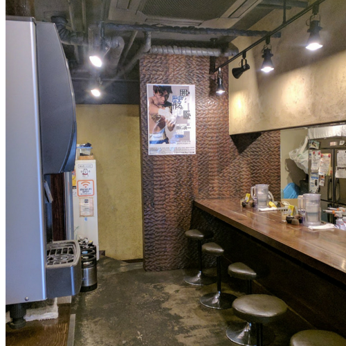 店内はカウンター席のみだがゆったりとした配置