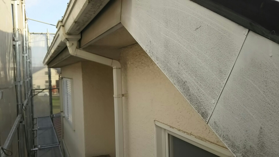 施工前:外壁・破風板・雨樋・サッシ周りの塗料が落ちた部分に汚れやくすみが目立ちます