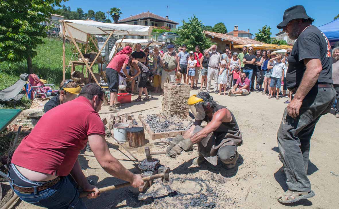 Démonstration bas fourneau, Fête du Feu de Saint Julien du Serre, 2016