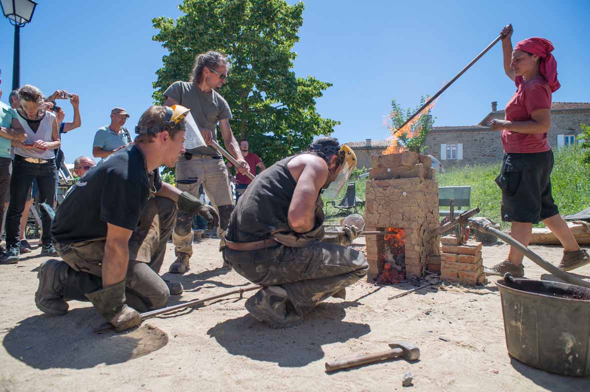 Démonstration bas fourneau, Fête du Feu de Saint Julien du Serre, 2016