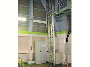 収納式安全タラップ（MT-21）の原子力発電所の施工事例①収納時
