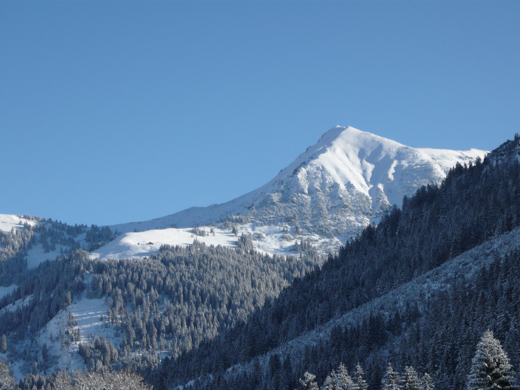 Sonniger Wintertag - links die Kuhgernalpe, rechts die Hammerspitze