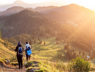 Abbildung von zwei Wanderern im Gebirge