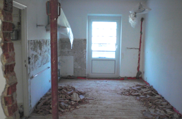 Wanddurchbruch für offene Raumgestaltung bei der professionellen Wohnungsrenovierung.