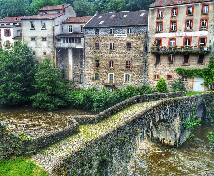 Dieses ist ein Bild aus späterer Zeit, zeigt aber das Hotel, in dem ich in Olliergues übernachtete.