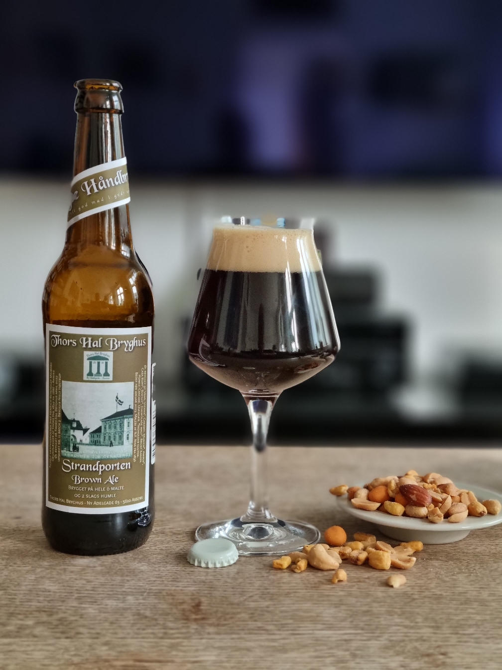 Øl nr. 11. Strandporten Brown Ale. Lækker mørk og fyldig, den mørke chokolademalt træder smagfuld frem i slutningen. Brygget på 6 malte, bl.a. hvedemalt og chokolademalt. Samt humlerne Cascade og Fuggle giver god aroma og bitterhed til øllet. 