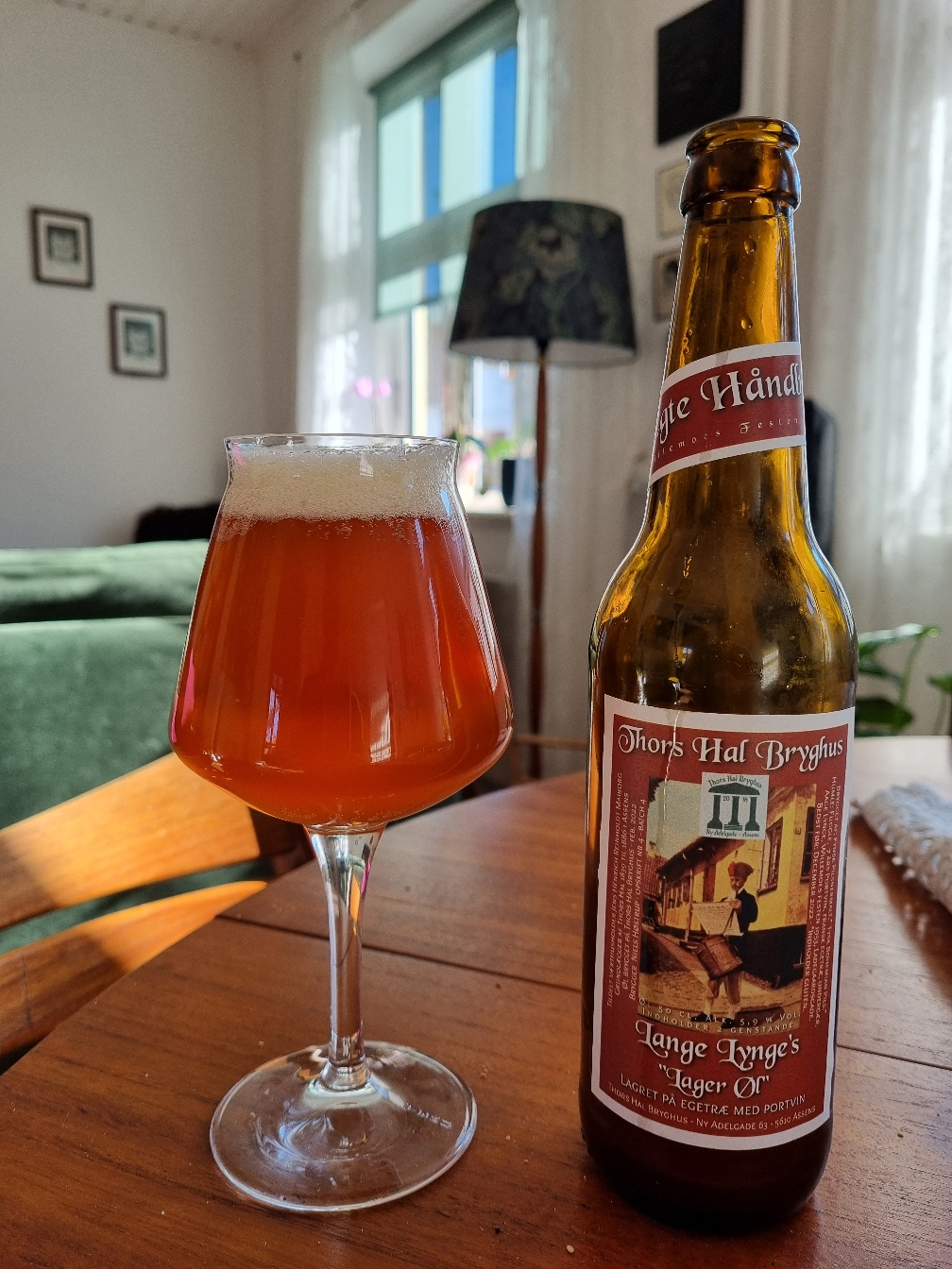 Øl nr. 4  Lange Lynge's Lager Øl - 6,0% - Fyldig frisk lager øl, brygget på ren Pilsner malt. Lageret på egetræ med portvin - kridt hvidt skum - undergæret. 