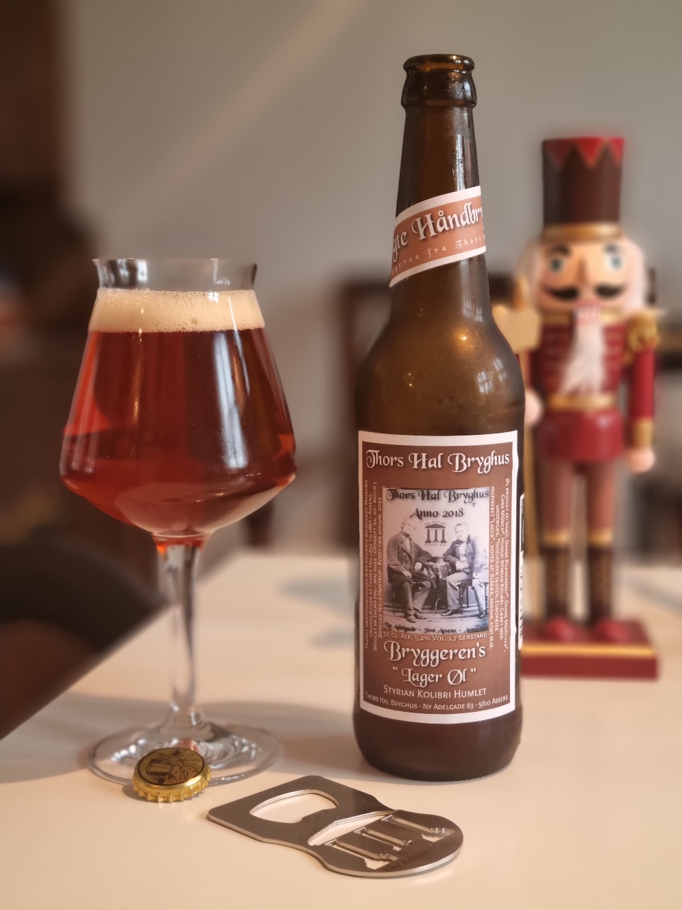 Øl nr. 20 - BRYGGERENS LAGER ØL- HUMLET MED STYRIAN KOLIBRI.   Med øl nr 20 i sortimentet handler øllen faktisk om, (ja undskyld mig ;-)) mig selv...haha...  Tre et halvt år er gået siden jeg bryggede min første øl i september 2018.  Det er blevet til rigtige mange øl i forskellige smages varianter. Jeg har selv mange favoritter og selvfølgelig er der forskel på alle 20 øl.  Denne lager øl er brygget med dansk pilsnermalt, dansk münchermalt og lidt cara münch til at give lidt farve og en maltet smag.  Den er frisk i smagen og med frugtige noter af solbær, blåbær, ananas og kiwi. Det er en moderne humletype som hedder Styrian Kolibri. Den er ikke brygget med så meget bitter humle, så den har de dejlige duft og smags noter fra humlen. Den har en alkohol procent på kun 5,2 så den er god på en varm sommerdag.  Højt skum herfra.  