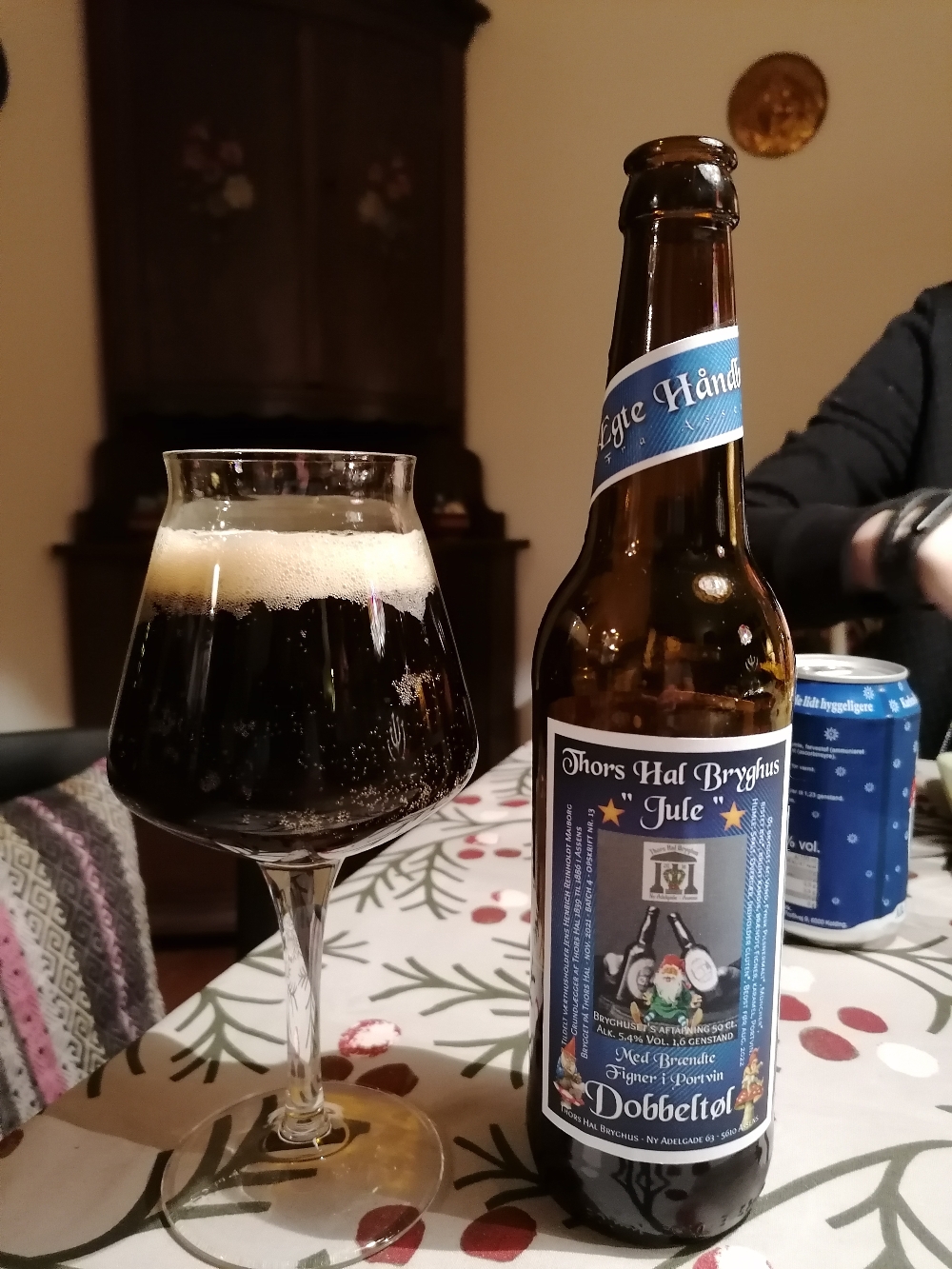 Øl nr. 18 - Jule Dobbelt Øl med brændte figner i karmel og Portvin. Nyeste juleøl fra Thors Hal. Det er en speciel jule udgave af min øl nr. 13 "Sødt Dobbeltøl" med brunt kandis. Denne Jule Dobbeltøl er blevet forkælet med brændte figner i karmel og Portvin som både har trukket i portvin for derefter at komme med i gæringen af øllet. Inden tapning er der tilsat yderligere portvin. For at fuldende smagen er der tilsat vanilje fra Madagaskar. En skøn sag på Alk. 6,4% Vol. God til såvel stegen, som til desserten. 