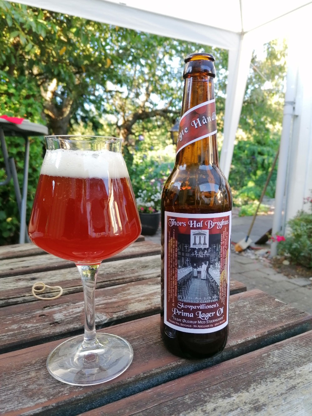 Øl nr. 15. Skovpavillonen's Lager Øl. Rød lager øl brygget med ølsirup lavet på: Rørsukker, stjerneanis, kanel, sorte peberkorn og selvfølgelig øl. Flot kobberrød farve, klar med flot skumkrone. Dejligt krydret duft, fyldig smag og dejlig bitterhed fra saaz humle. Undergæret øl på Alk. 5,1% Vol. 