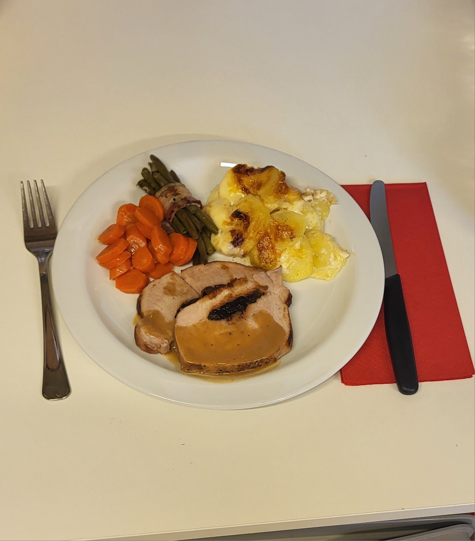 Schwedenbraten mit Kartoffelgratin und Gemüse