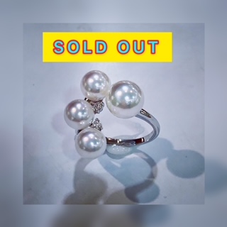 K18WGパール・ダイヤリング　P：８mm×１珠　6.5mm×3珠　D：0.05ct　￥155,000（税込）